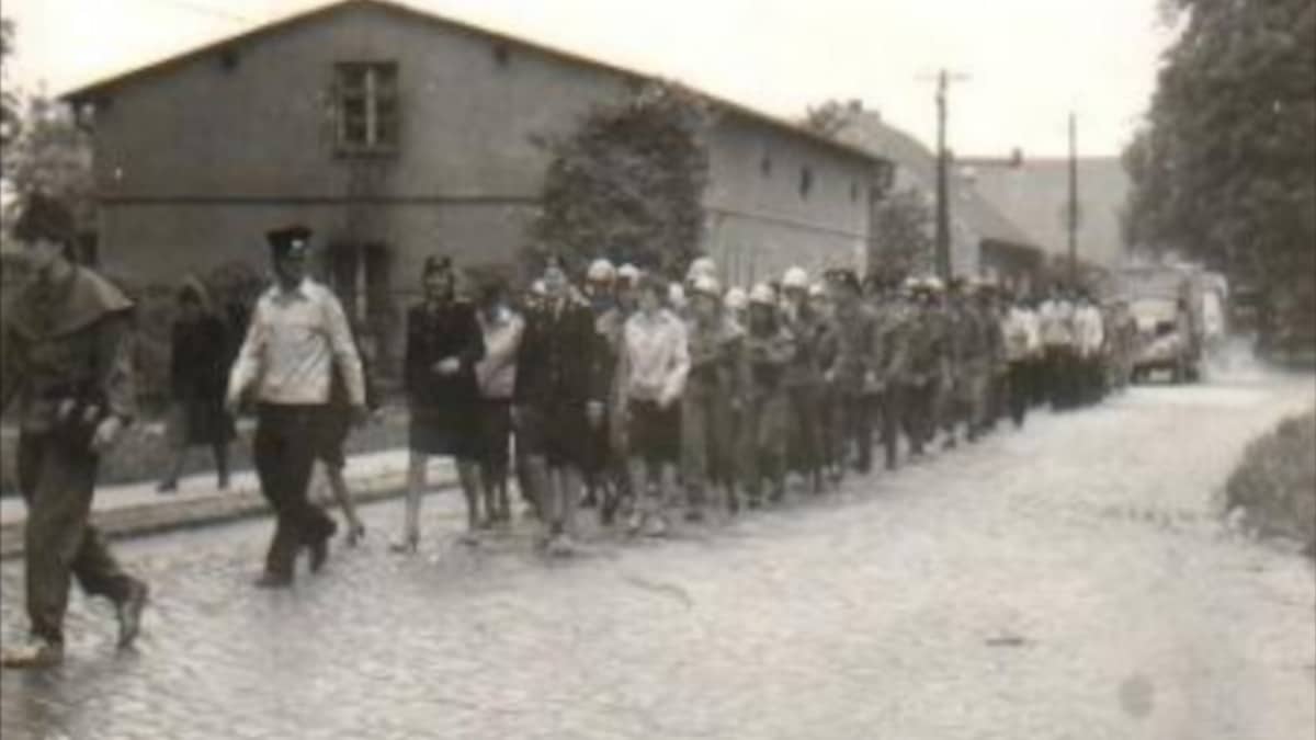 Marsch zur Festveranstaltung am Schloss Genshagen zum 50 Jubiläum der Feuerwehr Genshagen